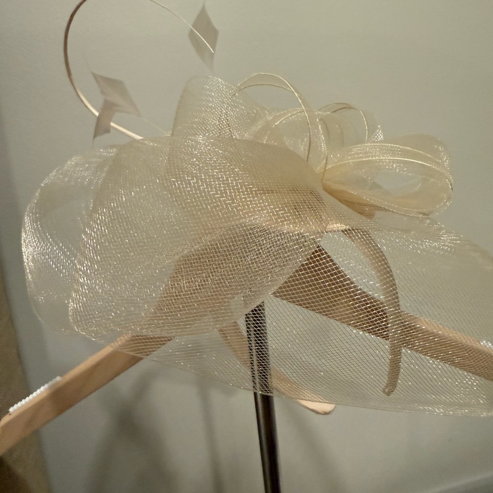 Elegant Cream Fascinator